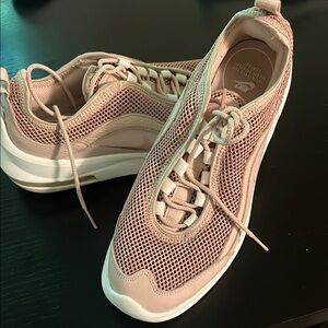Nike Pink Sneakers with Modern Athletic Design